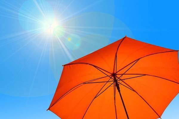 Un cer cu soare și o umbrelă portocalie