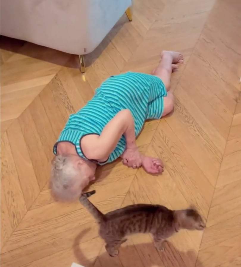 Bunica lui Ruby doarme pe jos