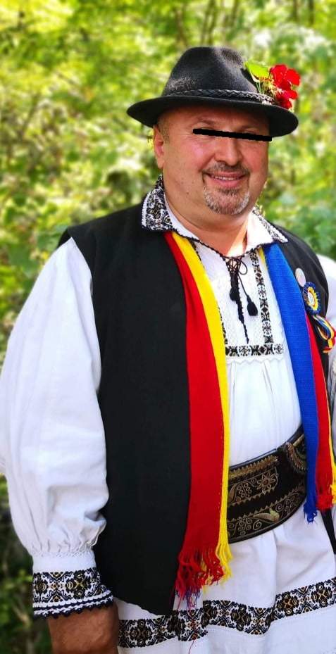 Alexandru Rusu, în costum popular, zâmbitor