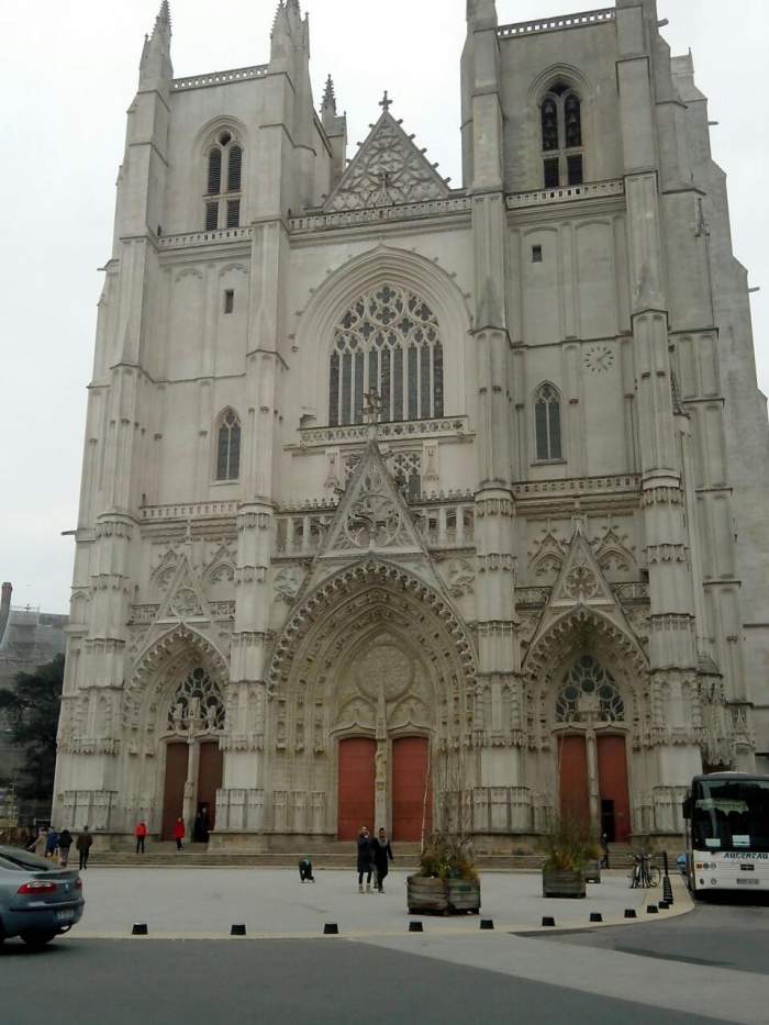 Un refugiat a ucis un preot catolic, în Franța. Bărbatul a incendiat și Catedrala din Nantes în anul 2020