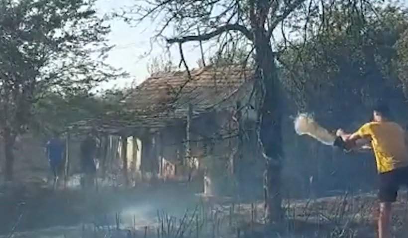 Incendiu violent în Mehedinți! Flăcările mistuitoare au ars zeci de case / FOTO