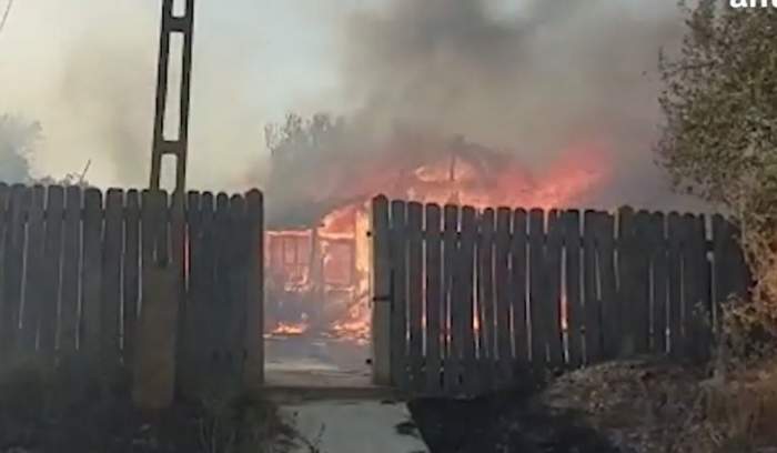 Incendiu violent în Mehedinți! Flăcările mistuitoare au ars zeci de case / FOTO