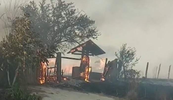 Incendiu violent în Mehedinți! Flăcările mistuitoare au ars zeci de case / FOTO