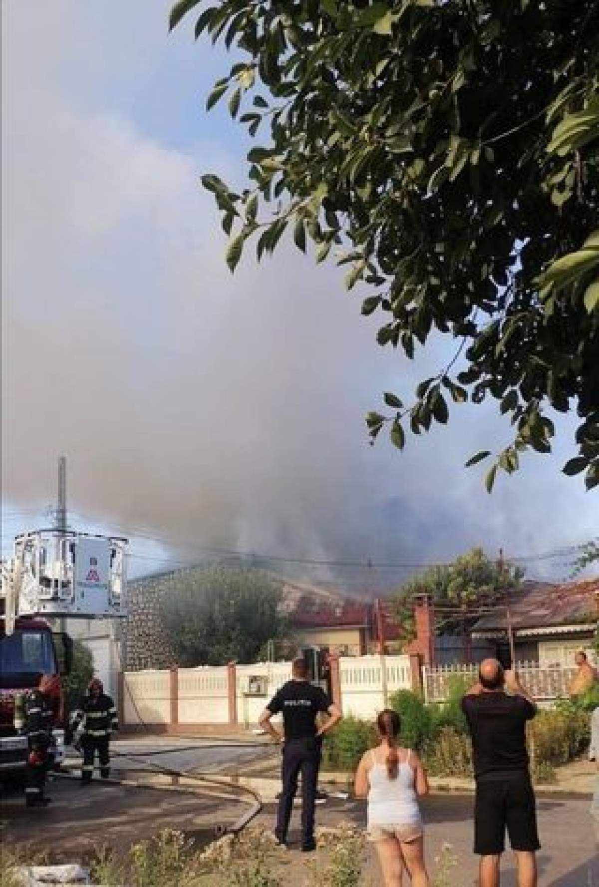 Incendiu Brăila Incendiu puternic într-un cartier din oraşul Brăila. Patru case au fost cuprinse de flăcări, iar pompierii spun că se luptă cu cel mai mare foc din ultimii ani / GALERIE FOTO