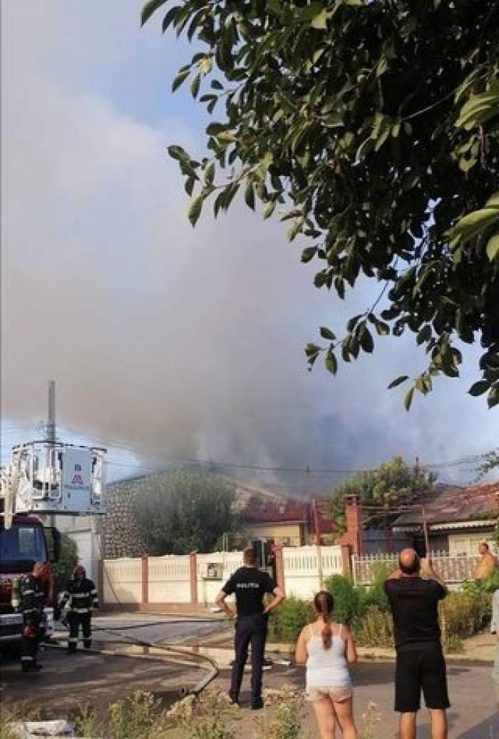 Incendiu puternic într-un cartier din oraşul Brăila. Patru case au fost cuprinse de flăcări, iar pompierii spun că se luptă cu cel mai mare foc din ultimii ani / GALERIE FOTO