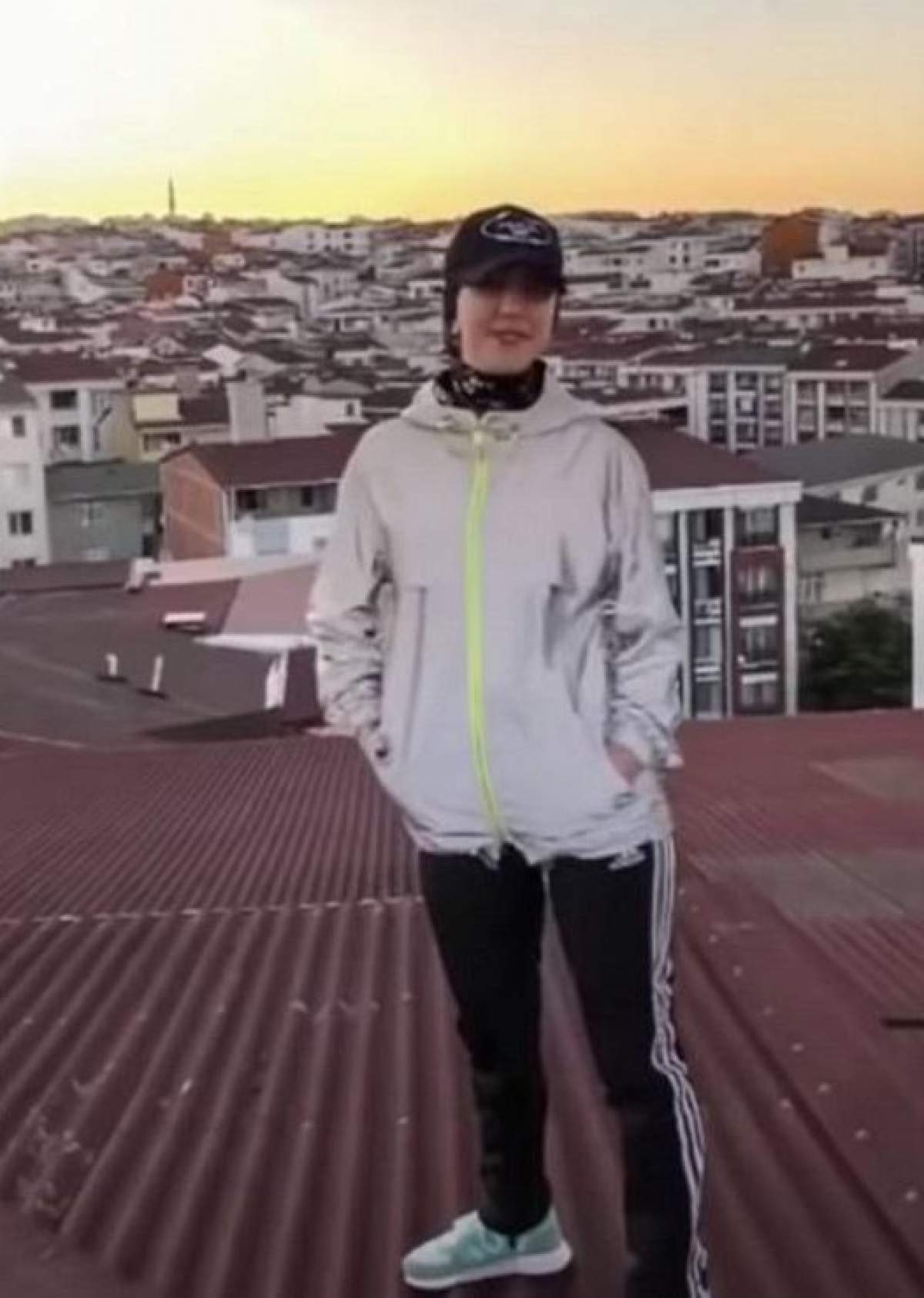 O tânără de 23 de ani din Turcia a căzut de la etajul nouă în timp ce filma un videoclip pentru TikTok. Impactul a fost fatal / VIDEO