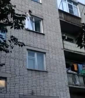 O mireasă din Rusia s-a aruncat de la etaj, în ziua nunții. Femeia a făcut gestul în fața mirelui și a pompierilor, după ore de negocieri