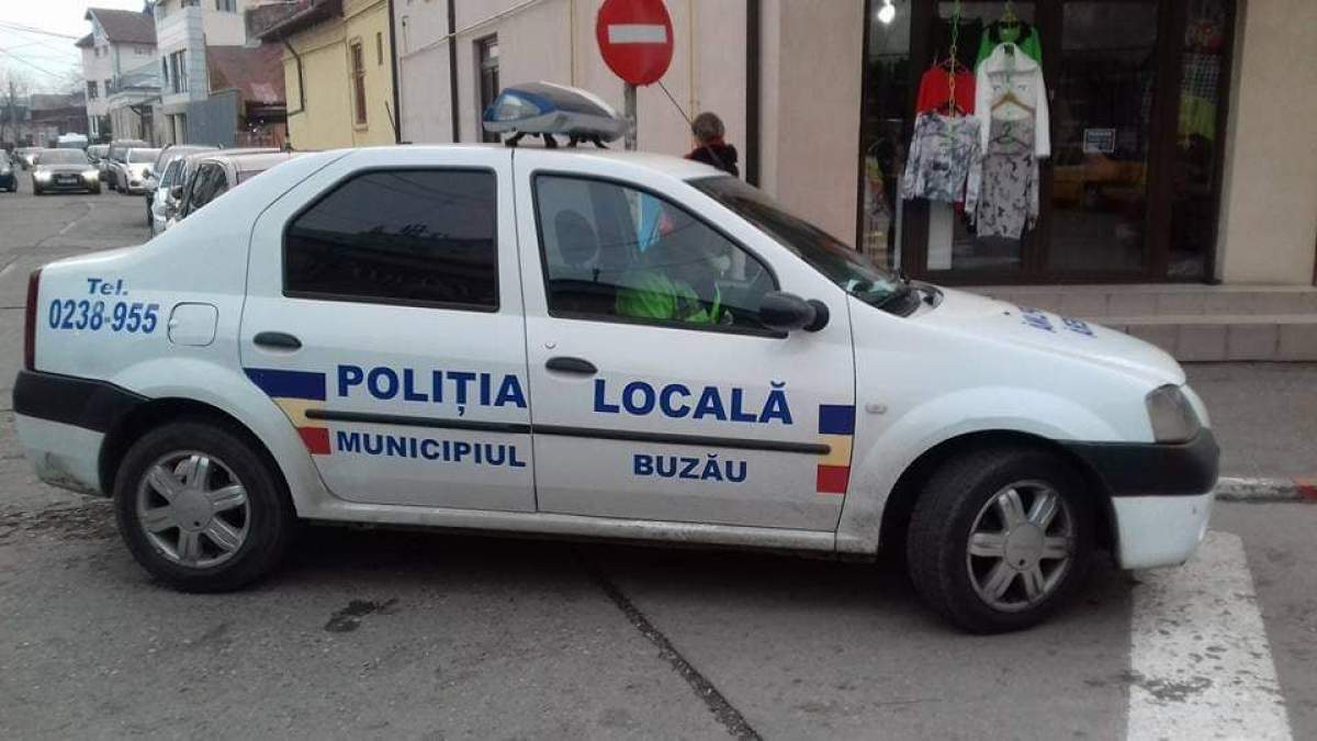 Un bărbat din județul Buzău a fost amendat, după ce a stropit cu ulei de motor o bancă din sat. Scena a fost surprinsă de o cameră video