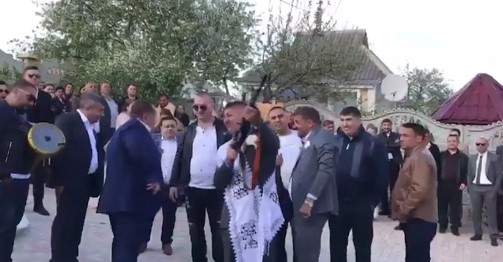 Focuri de armă la o nuntă, în fața lui Adrian Minune. Invitații au tras cu puști de vânătoare în preajma copiilor / VIDEO