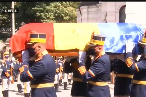Ion Caramitru a fost înmormântat cu salve de pușcă. Își doarme somnul de veci pe Aleea Actorilor de la cimitirul Bellu