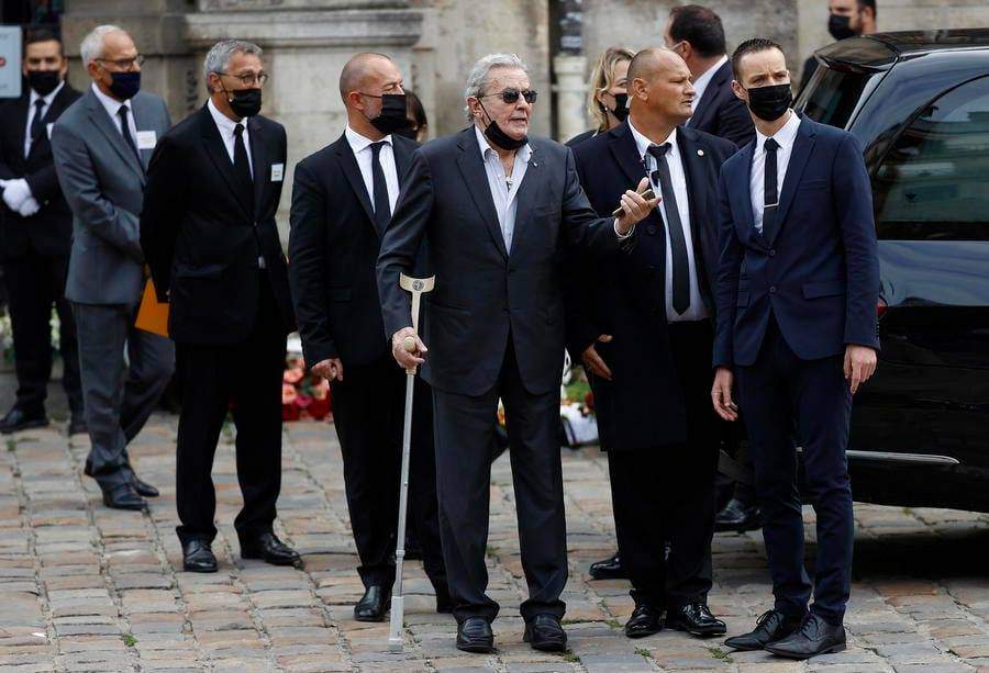 Apariție rară a lui Alain Delon la înmormântarea lui Jean-Paul Belmondo. Celebrul actor, devastat de moartea prietenului său: „Nu va mai dura mult până va veni rândul meu” / VIDEO