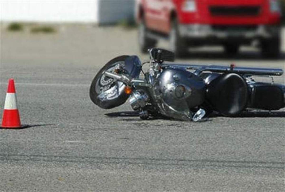 O motocicletă lovită pe șosea