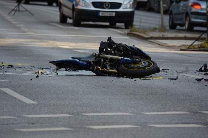 O motocicletă pe șoșea, după accident