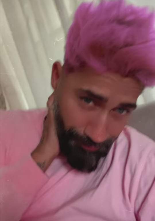 Connect-R, cu părul roz