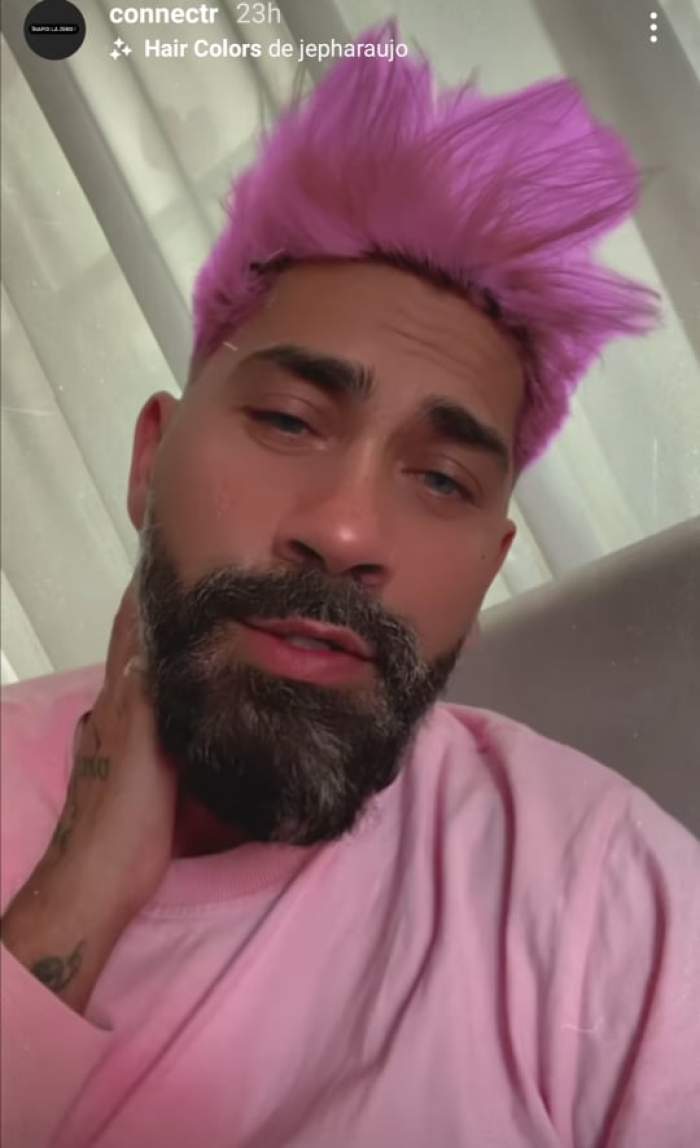 Connect-R, îmbrăcat în roz, la fel cum are și culoarea părului