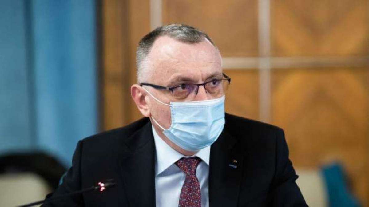 Sorin Cîmpeanu cu masca de protecție pe față la o ședință