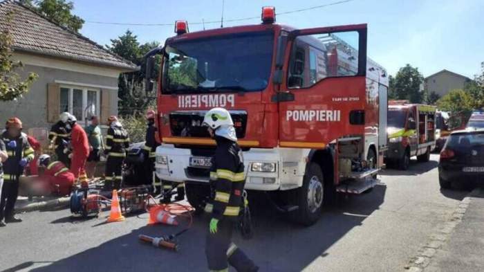 Accident grav în Cluj-Napoca! O motocicletă s-a izbit puternic de o mașină. Autoturismul a lovit trei pietoni, dintre care unul a murit