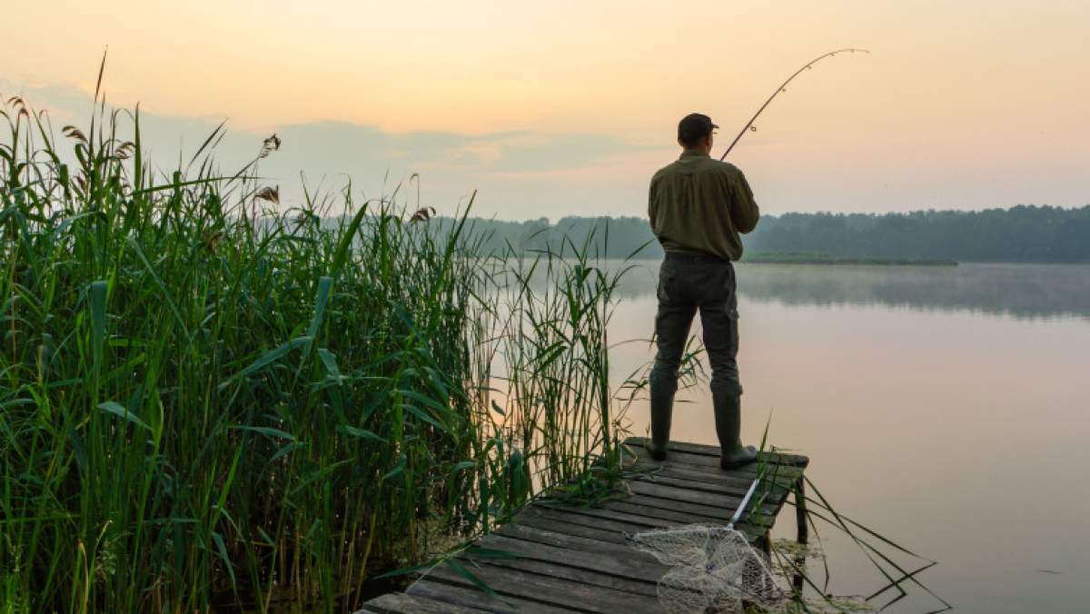 Pescarul a fost arestat după ce a prins un cadavru în plasă și l-a aruncat înapoi în apă Un pescar din Grecia a fost arestat după ce a prins în plasă un bărbat mort. Acesta l-a aruncat înapoi în mare