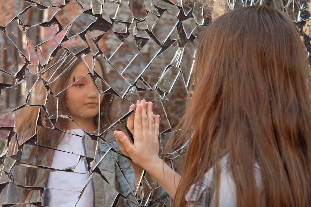 Ce înseamnă când spargi o oglindă. Superstiții românesti cunoscute