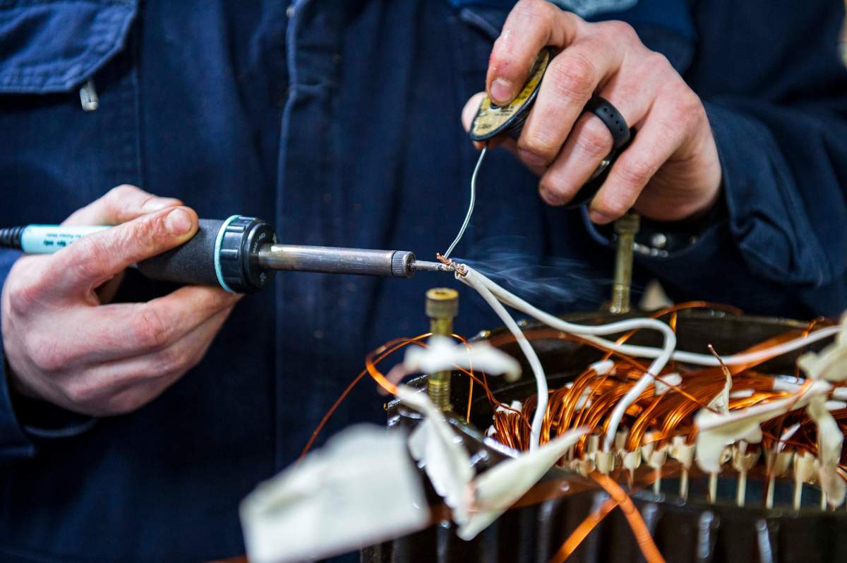 Electrician Un bărbat din Galați a murit după ce a verificat curentul electric cu mâna. Colegii săi nu au putut face nimic pentru a-l salva