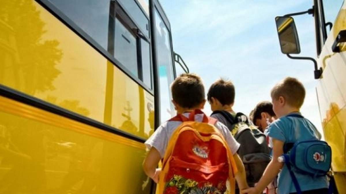 Elevii din învăţământul primar vor putea beneficia de transport gratuit până la unitatea școlară. Când intră în vigoare legea