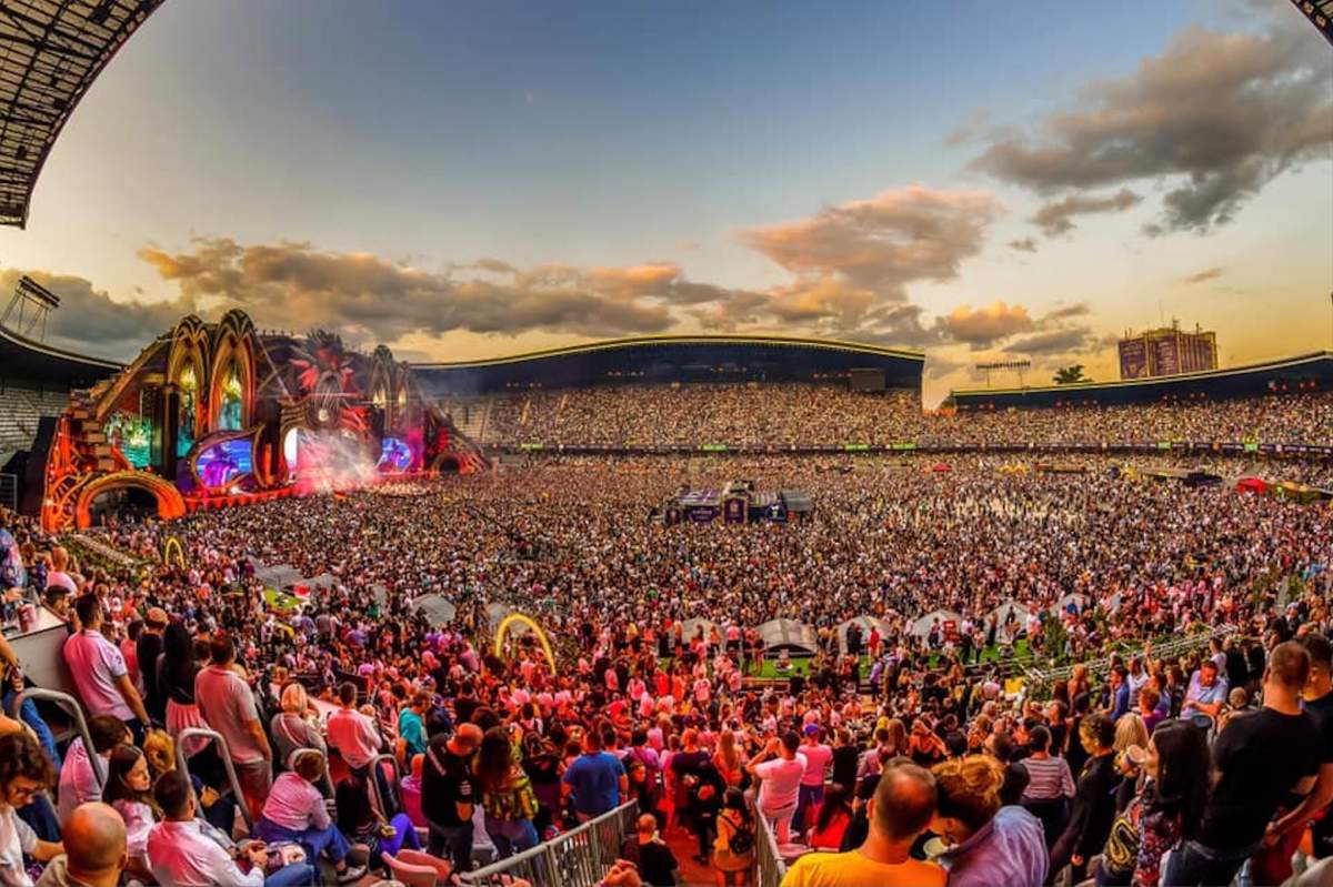 Untold Un columbian şi un român au furat 17 telefoane mobile la festivalul Untold din Cluj. Amândoi au fost reținuți de către oamenii legii