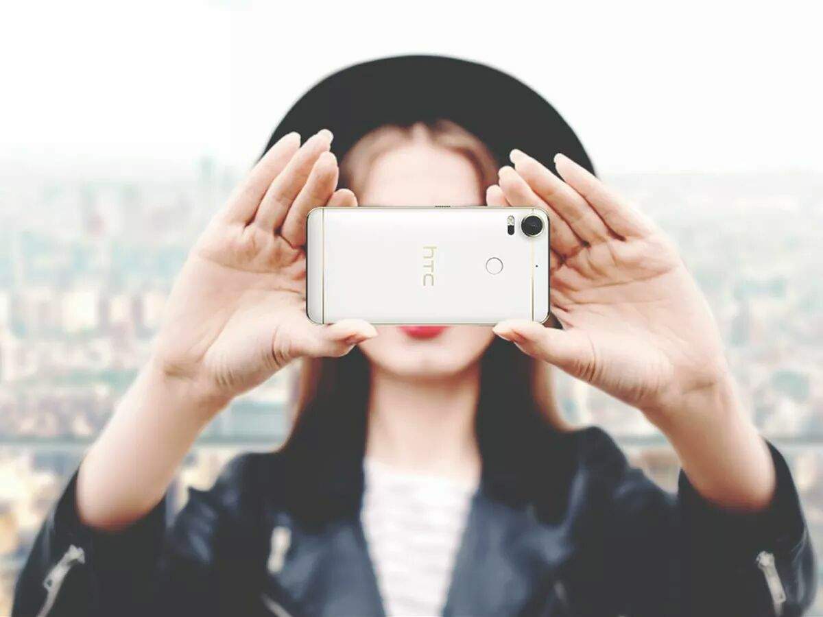 Selfie O româncă de 27 de ani a căzut de la etajul 3 în timp ce își făcea un selfie. Femeia se afla sub influența alcoolului