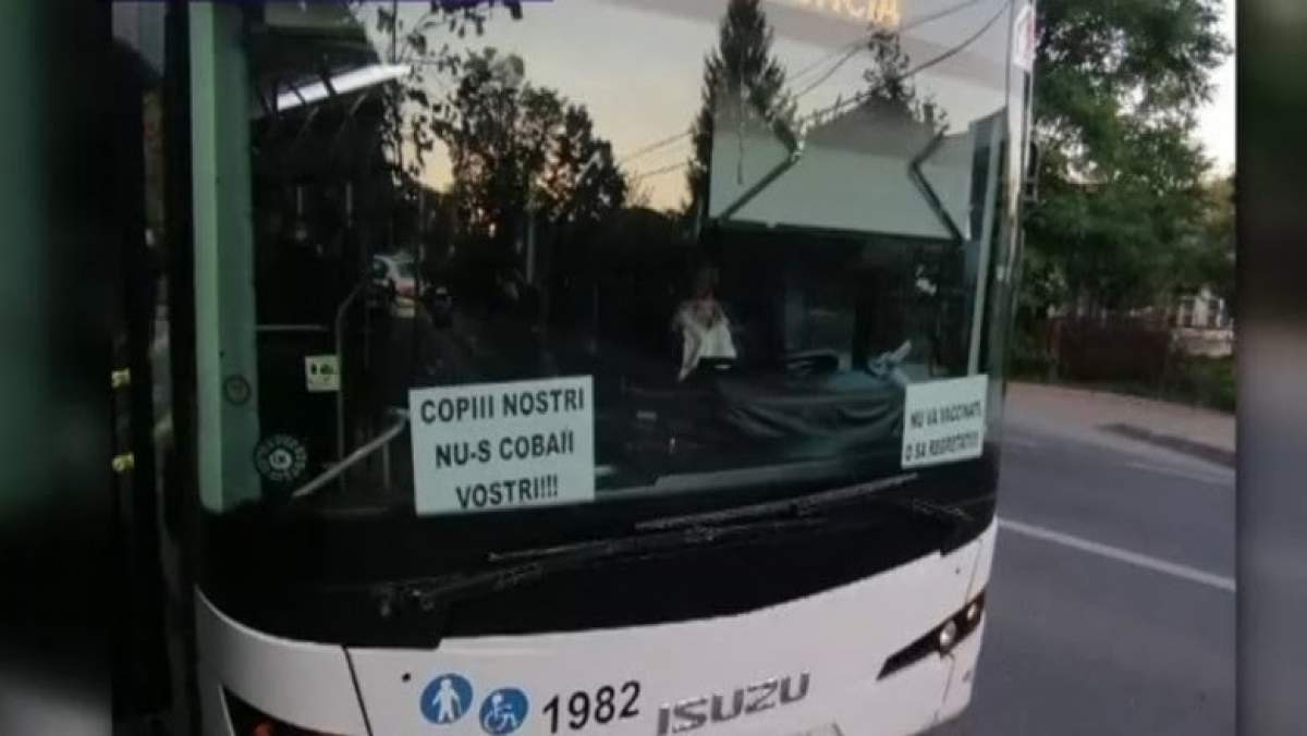 Un șofer de autobuz din Iași a lipit pe mașină afișe antivaccinare. Bărbatul riscă să rămână fără loc de muncă