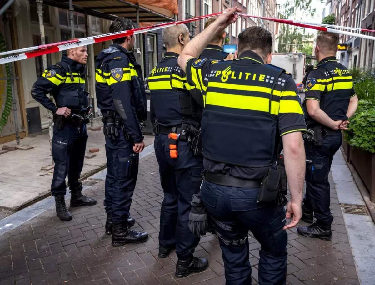 Un bărbat din Olanda a ucis două persoane și a rănit o a treia, după ce a tras cu o arbaletă de pe balconul locuinței sale