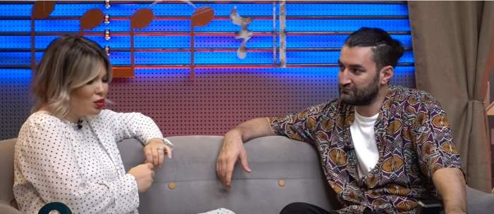 Gina Pistol și Smiley, pe o canapea în timpul interviului