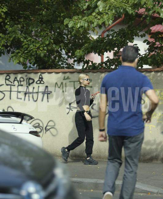 Nepoata lui Petre Roman atrage toate privirile când iese pe stradă. Nu mai e vară, dar Calina tot cu buricul gol umblă / PAPARAZZI