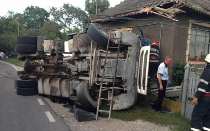 Trei răniți în Toplița, după ce un TIR a ieșit de pe carosabil și s-a oprit în zidul unei case