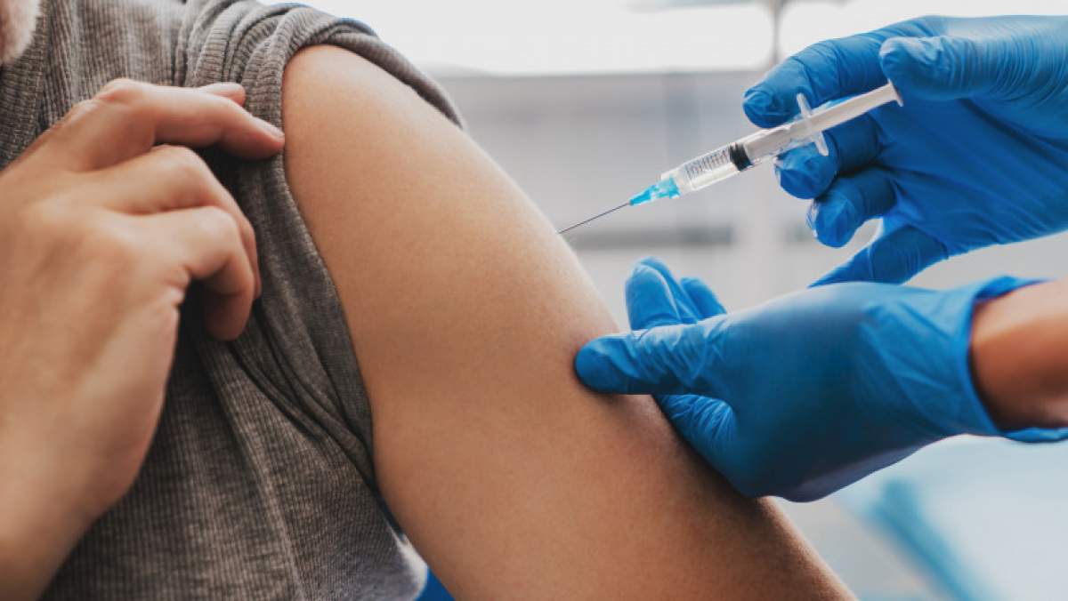 "Nu există o nevoie urgentă pentru administrarea celei de a treia doze de vaccin". Anunțul făcut de Centrul European de Prevenire a Bolilor