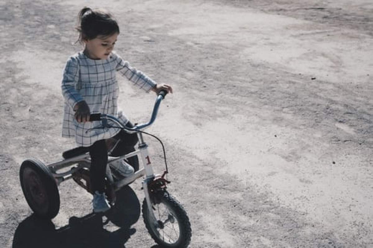 O fetiță pe o bicicletă