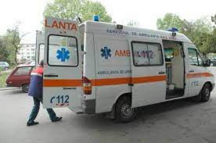 O ambulanță cu ușile deschise și un medic