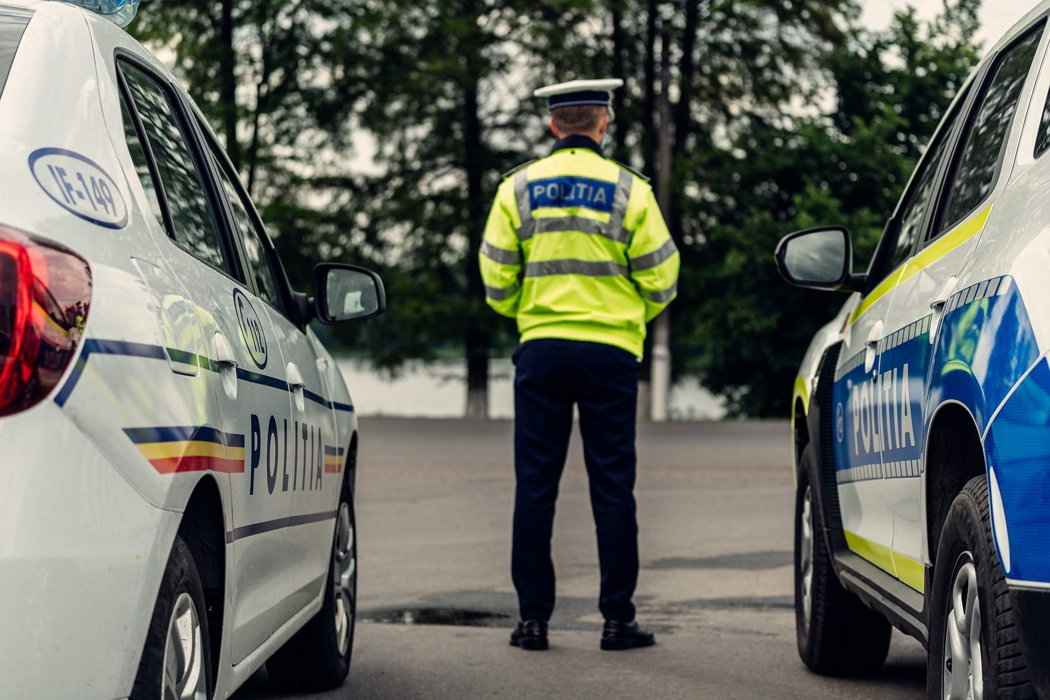 Un polițist între două mașini