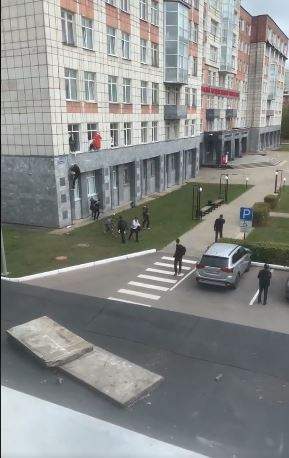 Atac armat într-o universitate din Rusia! Opt persoane au murit, iar alte șase au fot rănite. Studenții au sărit pe geam pentru a scăpa din calea gloanțelor / FOTO