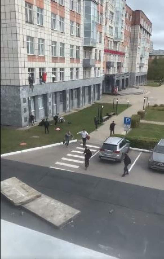 Atac armat într-o universitate din Rusia! Opt persoane au murit, iar alte șase au fot rănite. Studenții au sărit pe geam pentru a scăpa din calea gloanțelor / FOTO