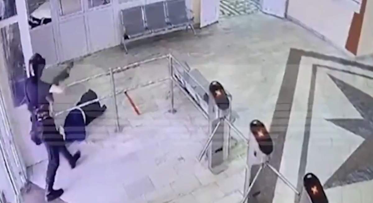 Imagini șocante din timpul atacului armat din Rusia. Agresorul a fost surprins în timp ce își executa una dintre victime / VIDEO