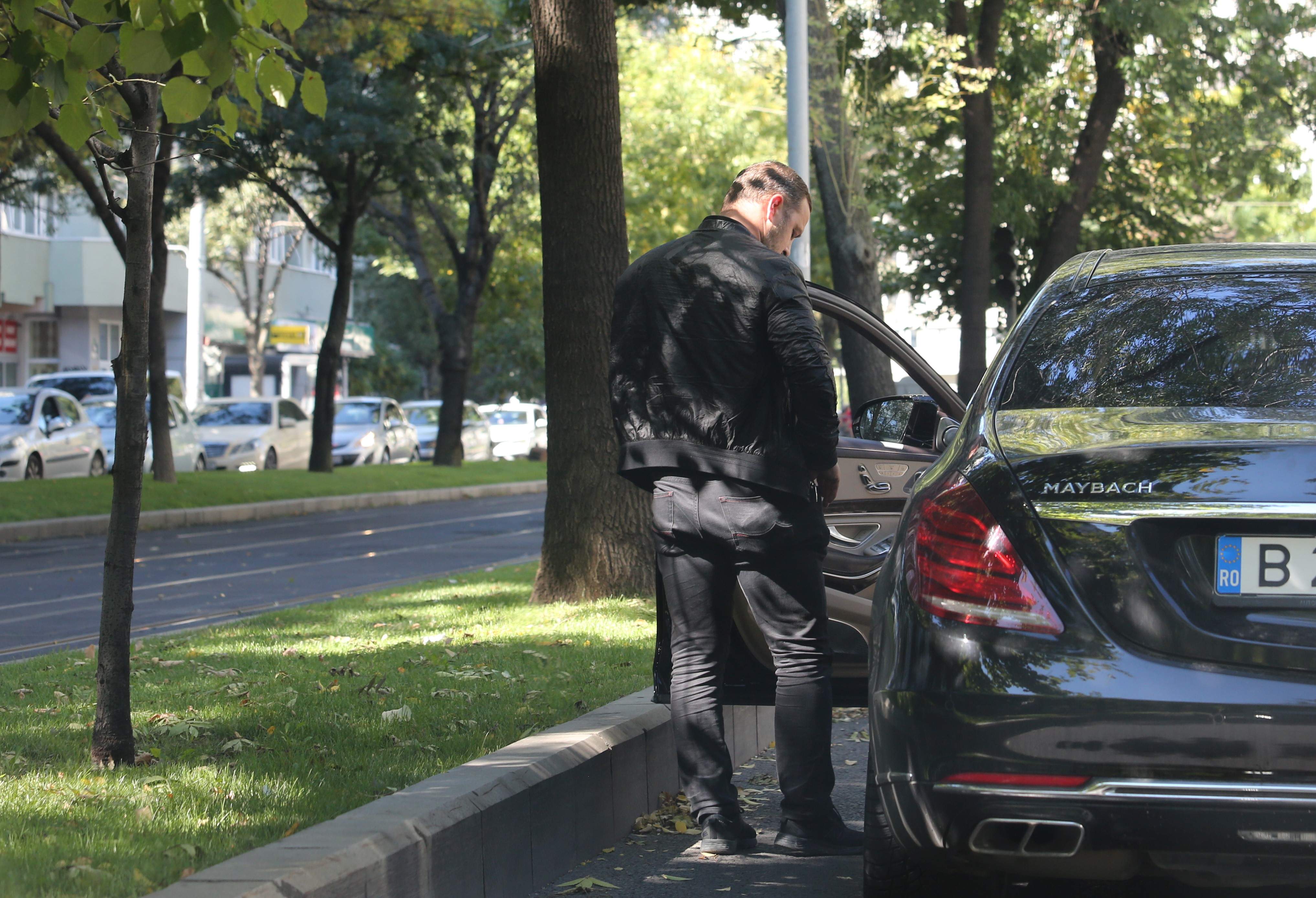 Vasile Geambazi nu ține cont de mediu, dar de temperaturi, da. Cum a crezut nepotul lui Gigi Becali că strada îi este scrumieră personală / PAPARAZZI