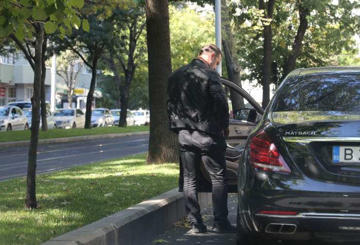 Vasile Geambazi nu ține cont de mediu, dar de temperaturi, da. Cum a crezut nepotul lui Gigi Becali că strada îi este scrumieră personală / PAPARAZZI