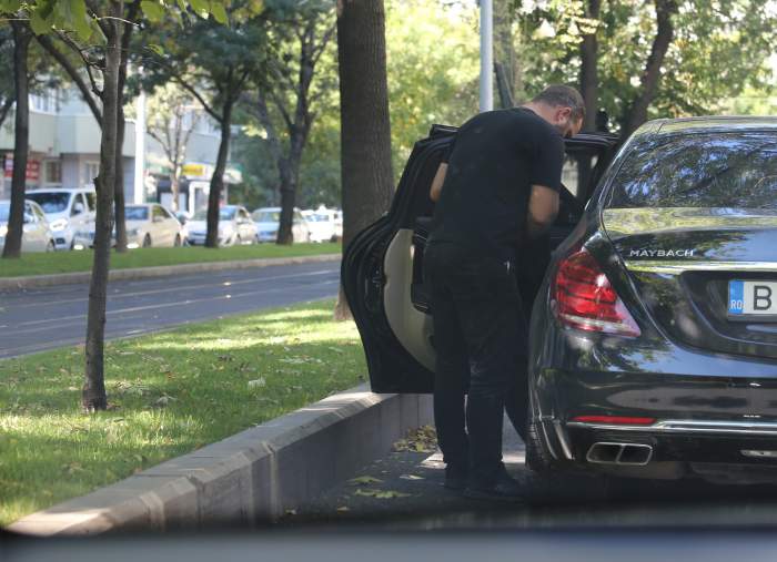 Vasile Geambazi nu ține cont de mediu, dar de temperaturi, da. Cum a crezut nepotul lui Gigi Becali că strada îi este scrumieră personală / PAPARAZZI