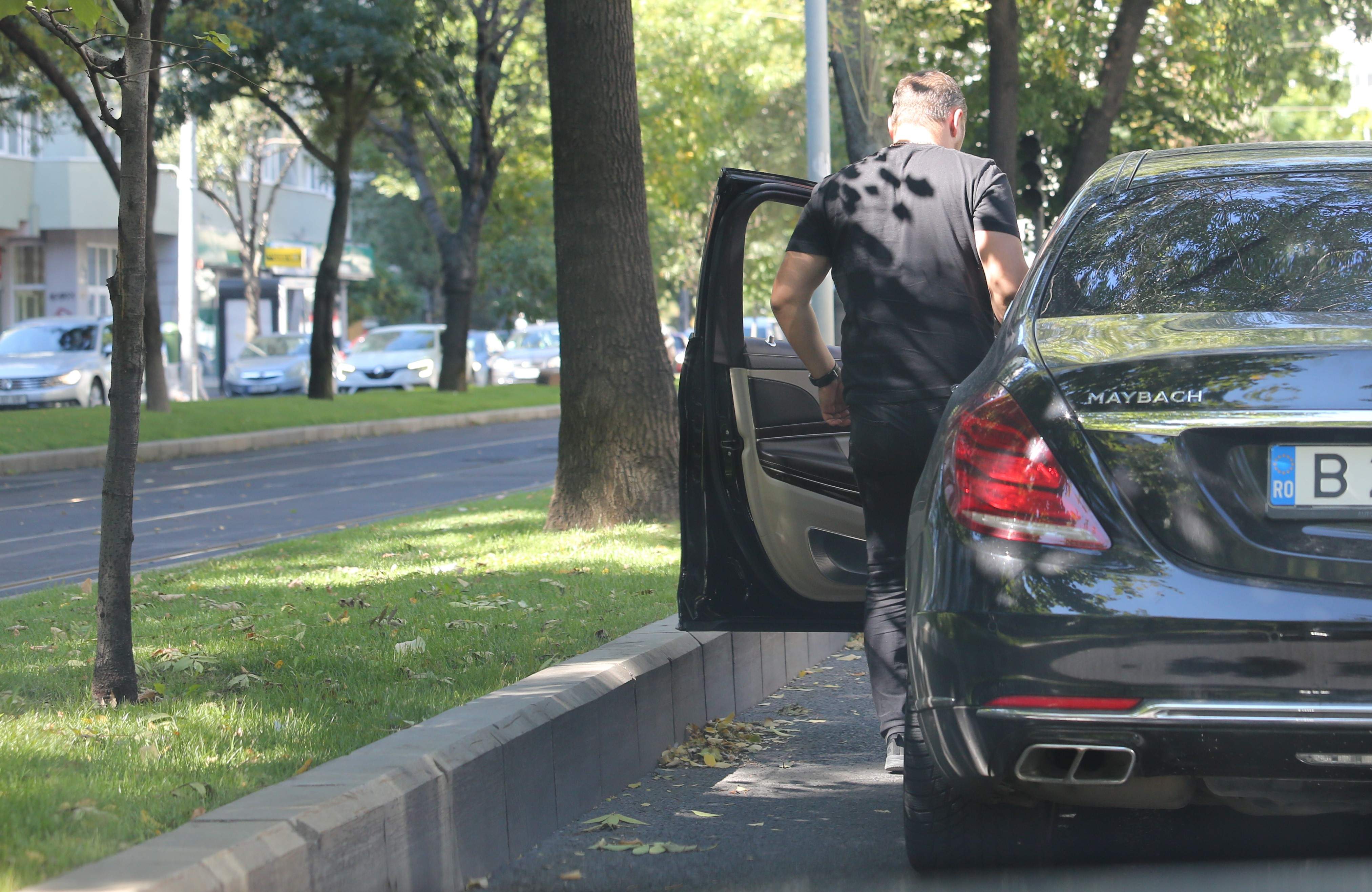 Vasile Geambazi nu ține cont de mediu, dar de temperaturi, da. Cum a crezut nepotul lui Gigi Becali că strada îi este scrumieră personală / PAPARAZZI