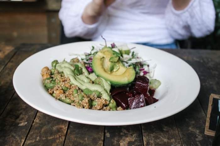 Ce este quinoa, ce beneficii are și la ce preparate o poți folosi