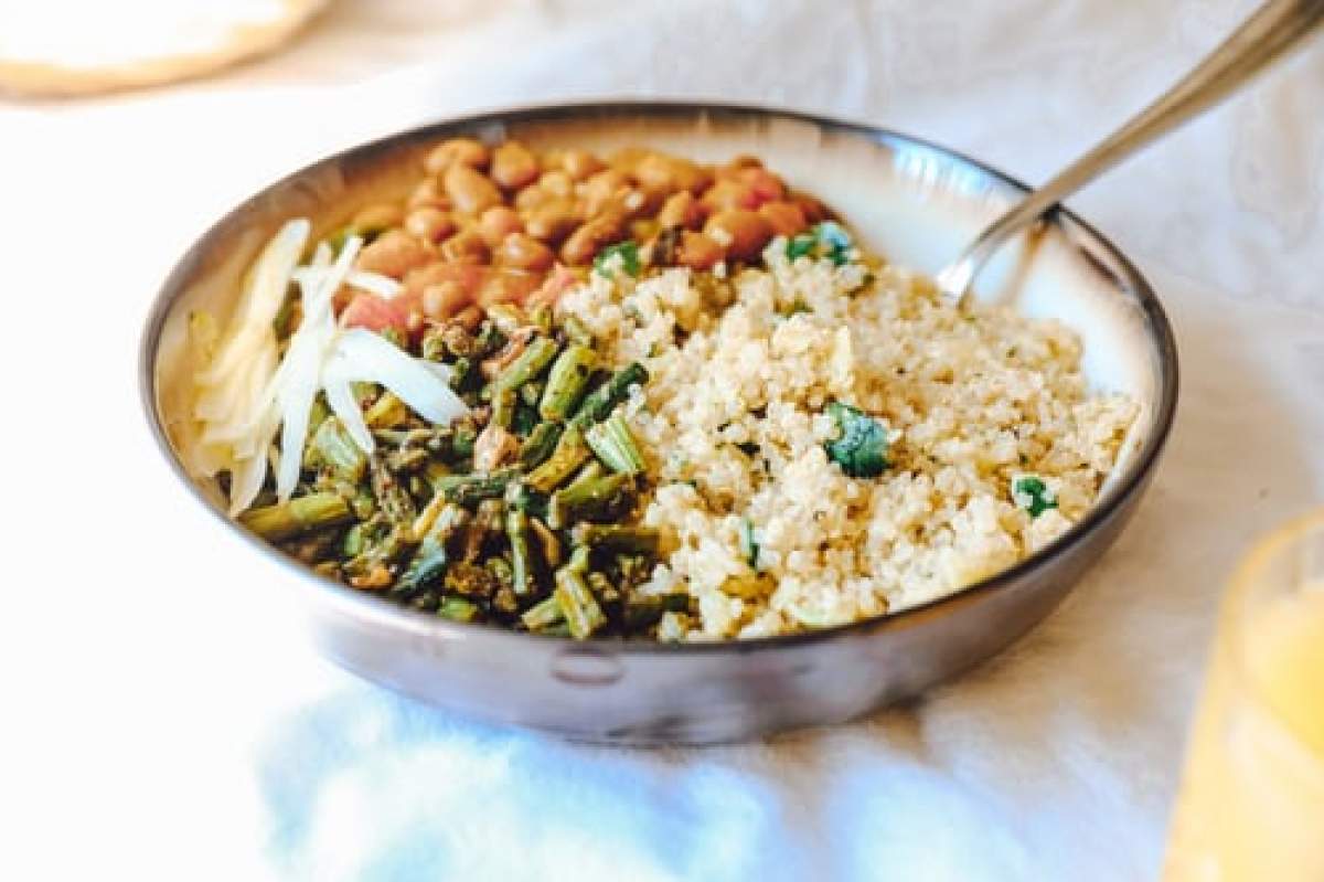 farfurie cu salata de quinoa