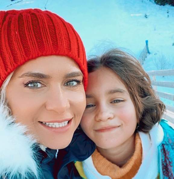 Paula Chirilă și-a tuns fiica acasă. Care este motivul pentru care vedeta nu a dus-o pe Carla la salon: "Știe exact ce vrea" / VIDEO