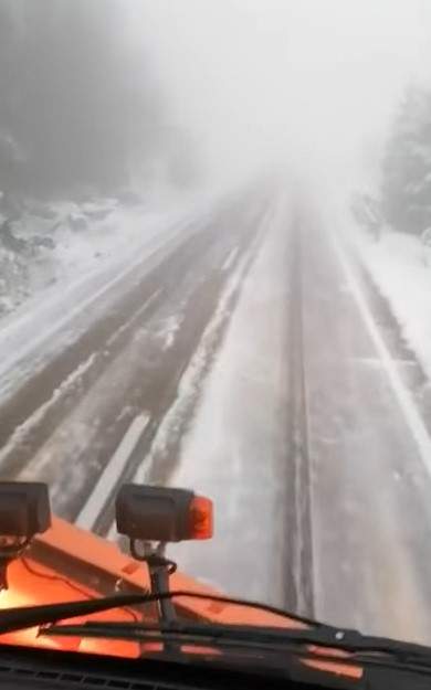 Strat de zăpadă de 10 centimetri în România. Unde a fost necesară intervenția utilajelor de deszăpezire / VIDEO
