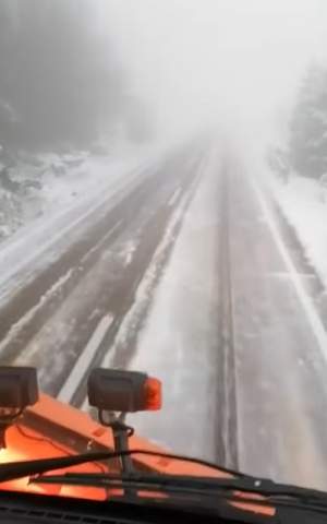 Strat de zăpadă de 10 centimetri în România. Unde a fost necesară intervenția utilajelor de deszăpezire / VIDEO