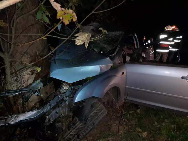 Un copil din Suceava a murit după ce autoturismul condus de un șofer de 18 ani a intrat în copac / FOTO