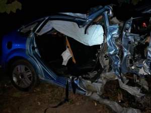 Un copil din Suceava a murit după ce autoturismul condus de un șofer de 18 ani a intrat în copac / FOTO